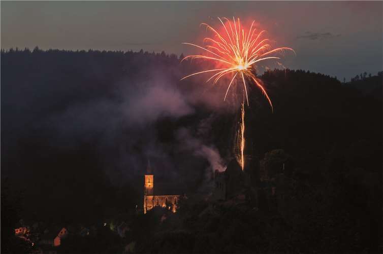 Als es dunkel wurde, gab es das Brillantfeuerwerk, abgeschossen von der Burgruine. -WT-