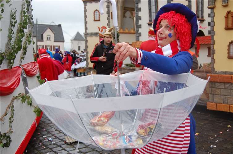 Als es gegen Ende des Zuges aufhörte zu regnen, konnte dieser Clown seinen Schirm zweckentfremden.