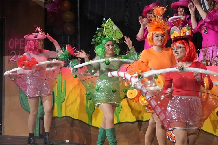 Als fantasievolle Cocktailvarianten begrüßte der Möhnenvorstand die Fastnachtsgecken.Fotos: FF