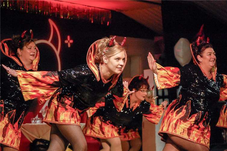 Als flammende Teufel wirbelten die Damen über die Bühne.  Foto: Susanne Galle