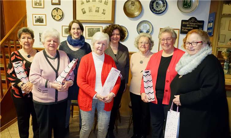 Als „fleißigste“ Chorprobenbesucher erhielten Marlies Schäfer, Hannelore Albat, Traute Ehlert, Irmgard Foitzik und Eli Zuleger ein Präsent als sichtbaren Dank für ihr großes ehrenamtliches Engagement. Foto: privat