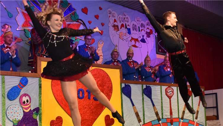 Als fliegendes Tanzpaar begeistertenJenny Reckenthäler und Rene Touby.