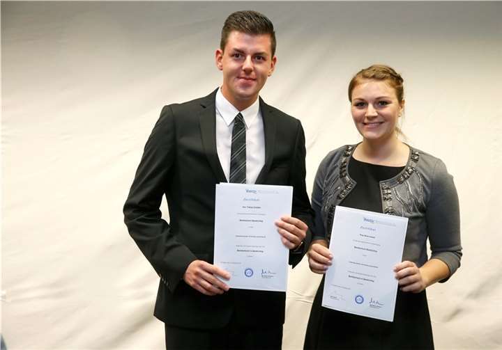 Als frisch gebackene Bankfachwirte sind Tobias Schäfer und Nina Leeser eingeladen, die Zukunft der genossenschaftlichen Finanzgruppe mitzugestalten.privat