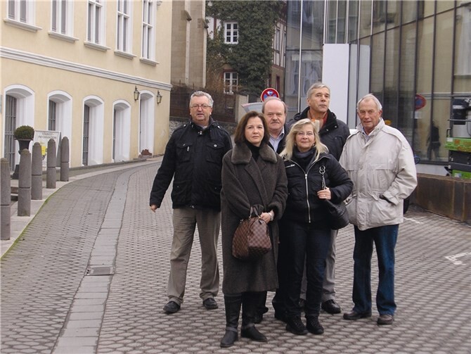 Als gelungen sehen die Mitglieder des Sayner SPD-Vorstands das moderne Bürogebäude in Nachbarschaft des Schlosses an. privat