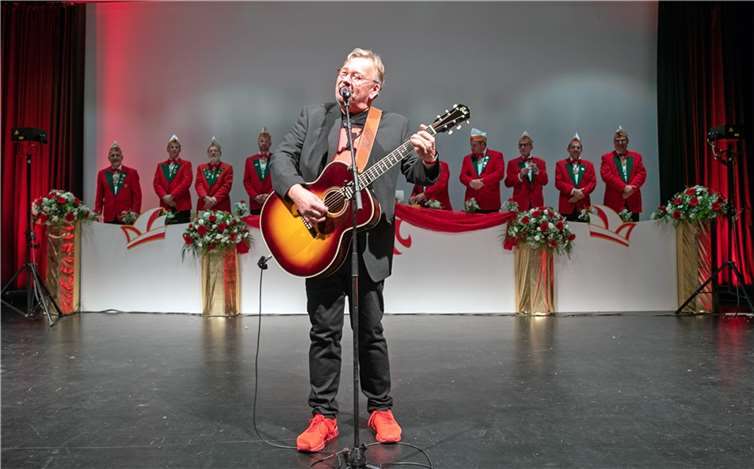 Als genialer Eisbrecher betätigte sich Bernd Stelter bei der Proklamationssitzung in der Meckenheimer Jungholzhalle.