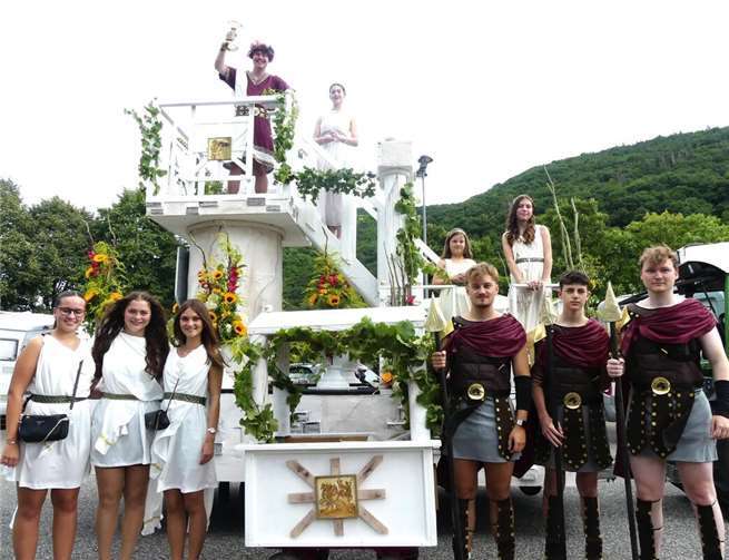 Als gewogener Weingott war Bacchus Leon nebst Bacchantin Clara und Gefolge beim Festumzug mit eigenem Motivwagen dabei. Fotos: TE