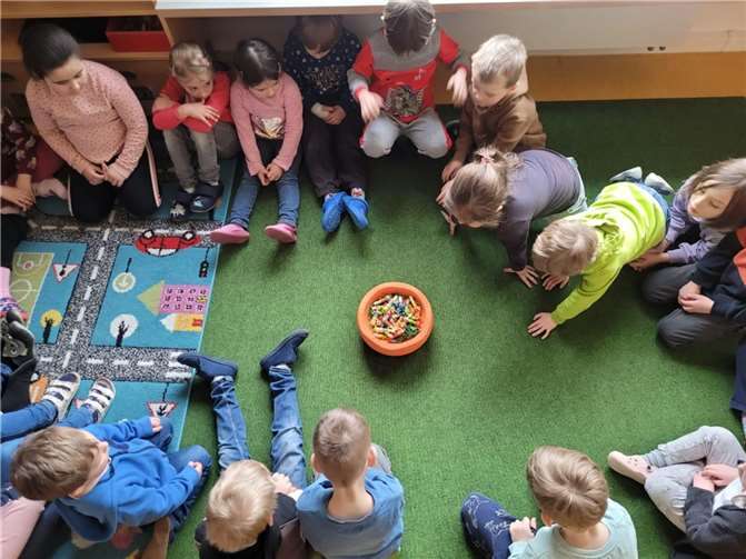 Als große Überraschung fanden die Kinder bunte Holzflöten in farbenfrohen Osternestern.  Foto: privat
