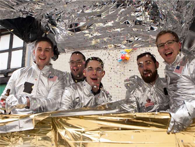 Als jecke Astronauten starteten die Bölinger Junggesellen ins Weltall.