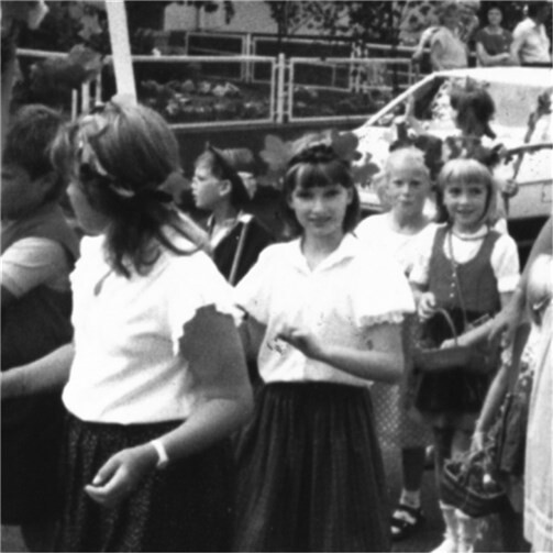 Als kleine Winzerinnen und Winzer sind die Kinder gerne beim Umzug. Repro: Werner Schüller