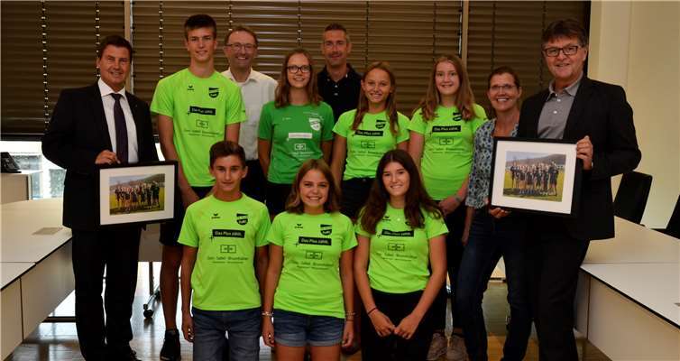 Als kleines Dankeschön für die Unterstützung überreichten die Athleten ein Gruppenbild aus dem Trainingslager (hinten von links): Matthias Nester (Vorstandsvorsitzender der Sparkasse Koblenz), Samuel Alt, Manfred Alt, Paula Dicks, Thomas Brunnhübner, Elisabeth Gromes, Annika Alt, Charlotte Eich und Burkhard Nauroth (Erster Beigeordneter des Landkreises Mayen-Koblenz) sowie (vorn von links) Malte Weis, Luise Dennert und Carla Alt.privat