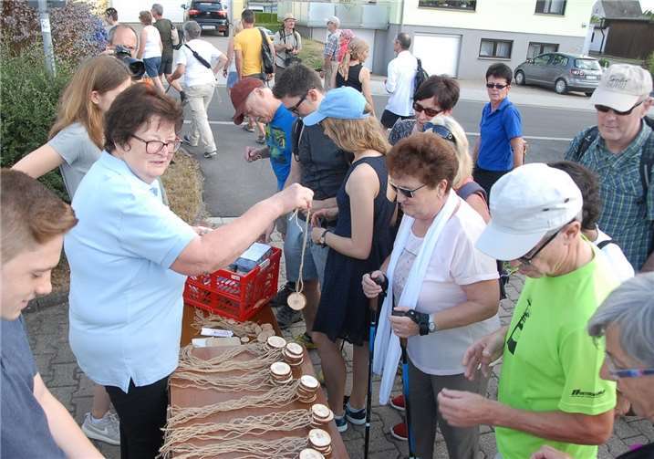 Großer Ansturm auf den neuen „Schöwer Rundwanderweg“ Als kleines Souvenir und Erinnerung an den Eröffnungstagerhielten die Wanderer ein Amulett aus Holz.