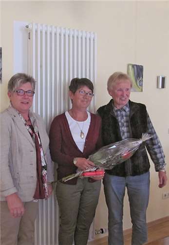 Als langjährige kfd-Frau in verschiedenen Funktionen und Ämtern auf Dekanats- und Bistumsebene wurde Beate Hüsges (M.) von Hedwig Stein und Marie-Therese Karbach (v.l.) verabschiedet.privat