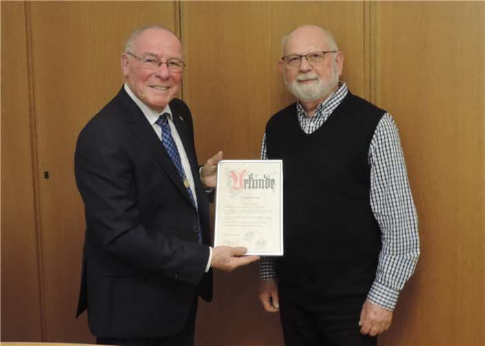 Als letzte Amtshandlung konnte Heinz Schäfer den seit der Reaktivierung der Bruderschaft aktiven Matthiasbruder Hermann Schuster zum Ehrenmitglied ernennen. Dennis Falterbaum