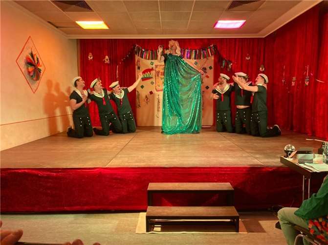 Als letzten Höhepunkt der Sitzung trat das Männerballett unter der Leitung von Brigitte Adams, Philipp und Timo Clementi auf. Quellen: Möhnen der Frauengemeinschaft Senheim-Senhals