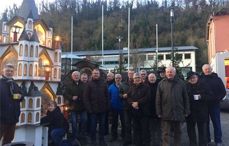 Als letzter Einsatz des Jahres wurde die Weihnachtspyramide „angeschoben“. Fotos: privat