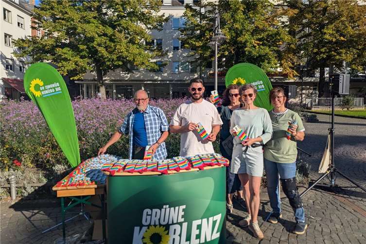 Als nächstes sollen die Regenbogensocken auch an die grünen Bundestags- und Landtagsabgeordneten verschickt werden.  Foto: Grüne Koblenz