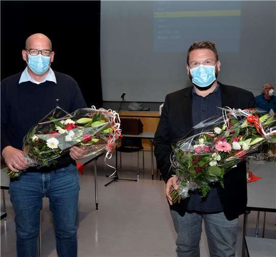 Als nette Geste der Stadt Bendorf gab es einen Blumenstrauß für die Gattinen der Bürgermeisterkandidaten (vl. Sascha Schoblocher, Christoph Mohr) Foto: TFR