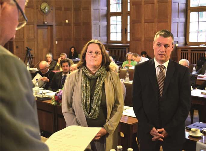 Als neue Ratsmitglieder verpflichtete Oberbürgermeister Prof. Dr. Joachim Hofmann-Göttig Marion Mühlbauer und Stephan Otto. HEP