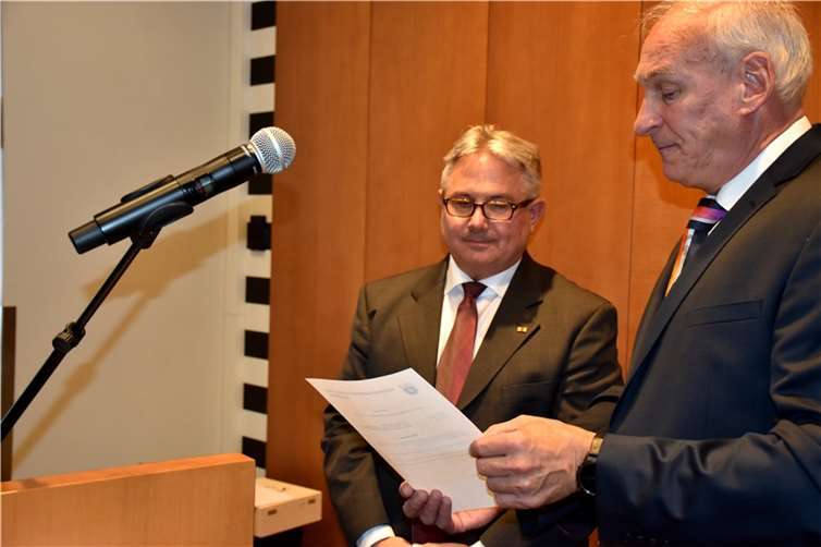 Dank an Fred Pretz durch Standing Ovation von 200 Gästen Als neuen Bürgermeister vereidigte Fred Pretz (re.) seinen Nachfolger Adi Schneider.