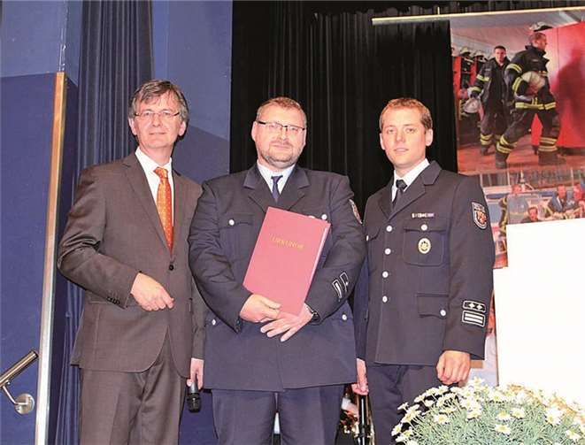 Als neuen stellvertretenden Wehrleiter begrüßten der Chef der Wehr und Thomas Nelles Hauptbrandmeister Norbert Weiß.