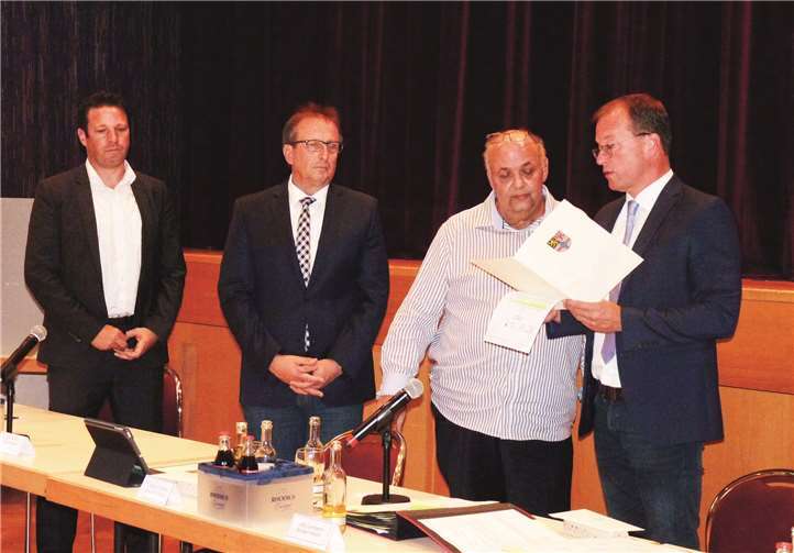 Als neuer Beigeordneter erhielt auch Alfred Nett, FDP, (2.v.r.) die Ernennungsurkunde als Ehrenbeamter.