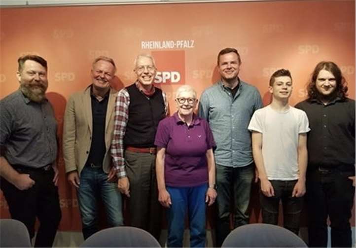 Als neuer Vorstand gewählt (v.li.n.re.): Ludwig Wolf (Beisitzer, Mainz); Andreas Hück (stellvertretender Vorsitzender, Trier); Joachim Schulte (1. Vorsitzender, Mainz); Christa Stendebach (stellvertretende Vorsitzende, Montabaur);Daniel Demler (Beisitzer, Trier);Clemens Jansen und Tim Käfer (Beisitzer, Koblenz). Es fehlt Sebastian Biniak (Beisitzer, Leitzweiler). privat