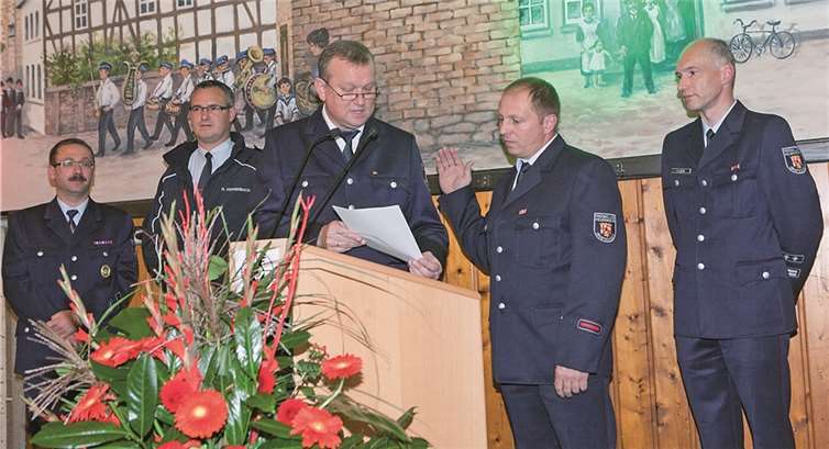 Als neuer stellvertretender Löschgruppenführer in Gelsdorf wurde Ralf Sonntag (Zweiter von rechts) und Bürgermeister Achim Juchem und Wehrleiter Achim Klein verpflichtet.Jost