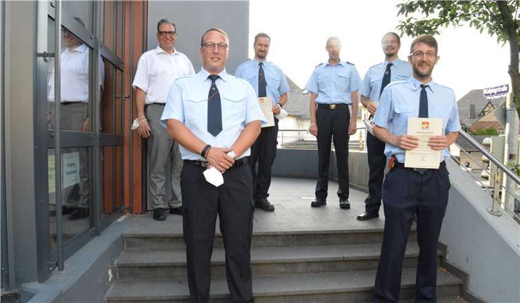 Als neues Leitungsteam der Löschgruppe Horressen-Elgendorf nahmen Manuel Müller (vorne rechts) und Markus Negd (neben ihm) die Glückwünsche zur Fusion und den neuen Ämtern gerne entgegen. Mit dabei waren (hinten v.l.) Der Erste Beigeordnete Andree Stein, Sebastian Decker, ehemaliger Löschgruppenführer Horressen, Wehrleiter Jens Weinreifer und Matthias Jäger, ehemaliger stellvertretender Löschgruppenführer Elgendorf. Fotos: VG Montabaur / Ingrid Ferdinand