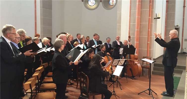 Als ob der liebe Gott sein wohlwollendes Auge auf die Mozartmesse gerichtet hätte: der Kirchenchor „Cäcilia“ 1777 Waldbreitbach bei der Missa Brevis in D.  Eric Schmidt