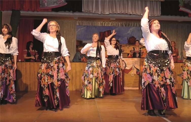 Als rassige Zigeunerinnen rockten die Möhnen der KG Obermendig nach flotten Melodien die Bühne.