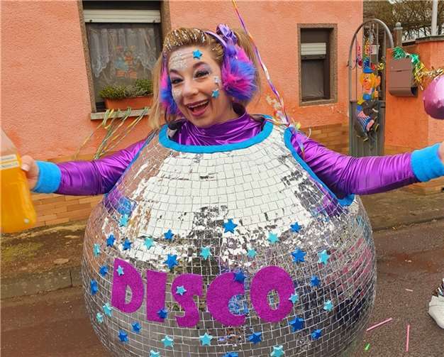 Als schillernde Discokugel war Sabine aus Kettig verkleidet. 