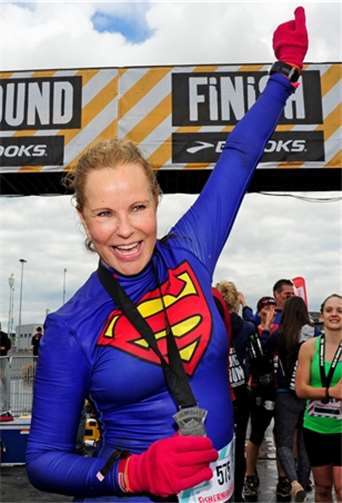 Als schnellste Frau auf der 24 Kilometer Distanz machte Sara Kamzela ihrem Batwoman-Kostüm alle Ehre.