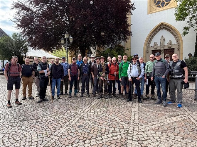 Als spirituelle Einstimmung auf die Festtage in der Fronleichnamswoche pilgerten Mitglieder aller Züge und Corps von Ahrweiler zur Remagener Apollinariskirche.  Foto: GS