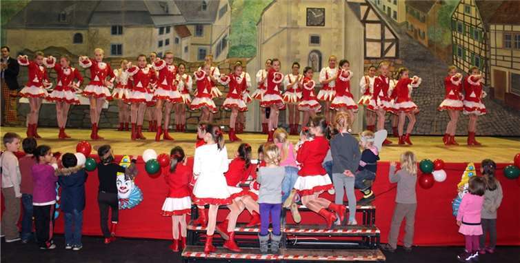 Als stattliche Truppe präsentierten sich die Kleine wie auch die Große Burggarde den Senioren.