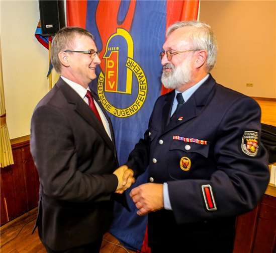 Als stellvertretender Kreisjugendfeuerwehrwart wurde Bernd Baumann von Landrat Dr. Alexander Saftig (l.) per Handschlag und mit einem herzlichen Dankeschön entpflichtet.