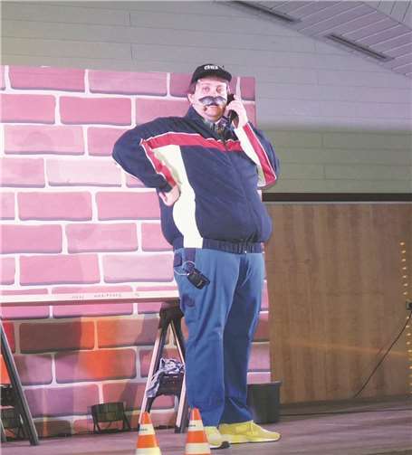 Als viel beschäftigter Bauunternehmer beruhigt der Handwerker seinen Kunden während eines zwerchfellerschütternden Telefonates. FRE