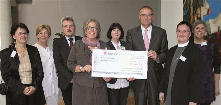 Als vorzeitiges Weihnachtsgeschenk überreichte Landrat Rainer Kaul dem Vorstand des Neuwieder Hospizvereins eine Geldspende. Privat