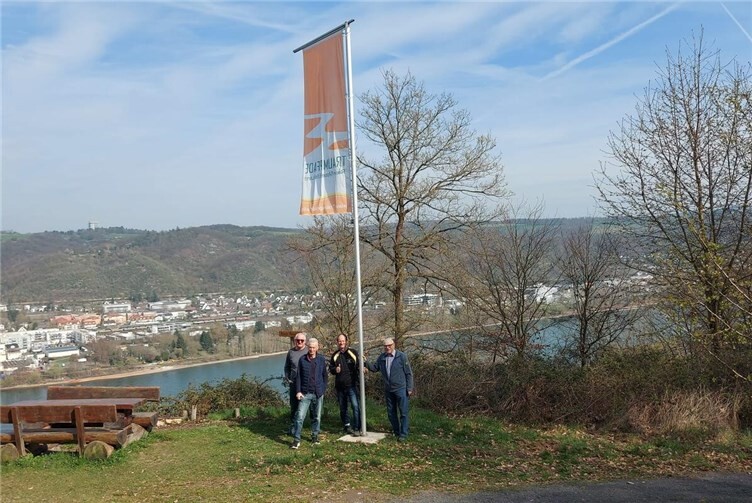 Als weithin sichtbares Signal für alle Outdoor-Begeisterten haben Wegepate und Team Wolfdelle nun die offiziellen Traumpfad-Fahnen an den Aussichtspunkten „Rhein-Panorama“ und „Lützelforst“ gehisst.