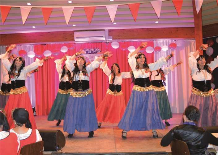 Als wunderschöne Zigeunerinnen kamen die Mädels der Möhnegruppe Top 7. AB