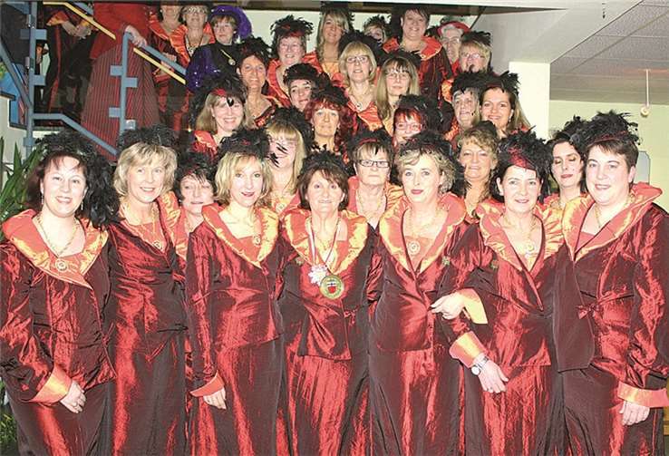 Als zu klein erwies sich die Treppe des Seniorenheims für die Zahl der aktiven „Herzblättchen“. DL