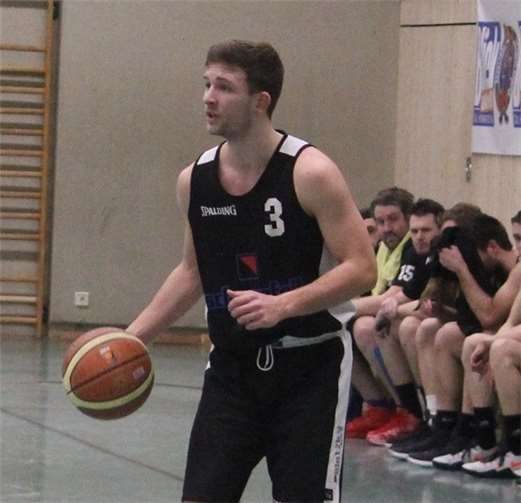 AlsPhilipp Friedrich,wegen des fünftenFouls, raus musste,brachen beim TuSTreis-Karden inder Defensivealle Dämme..Foto:TH