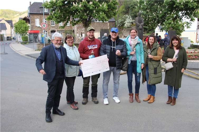 Alt-Bürgermeister Hubertus Kunz, Präsidentin Elisabeth Hüllen, Sitzungspräsident Jörg Engel und Mitglieder der Närrischen Freunde Mayschoß bei der Spendenübergabe. Foto: privat