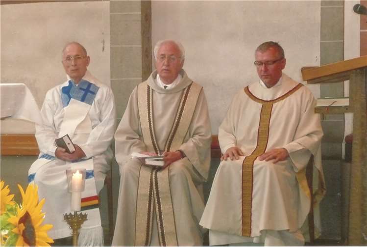 Alt-Pfarrer Lothar Brucker (v.li.), der Jubilar Pater Benno Schator und Pastor Günter Marma beim Dankamt. -FA-