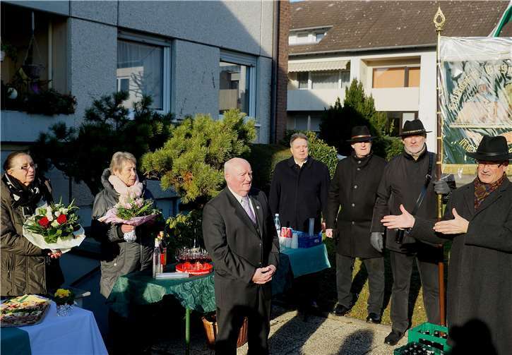 „Alt“-Schultes und Ehrenvorsitzender der Bürgergesellschaft Hans-Werner Helmrich hatte anlässlich seines 70. Geburtstags ein Altärchen ausgerichtet.