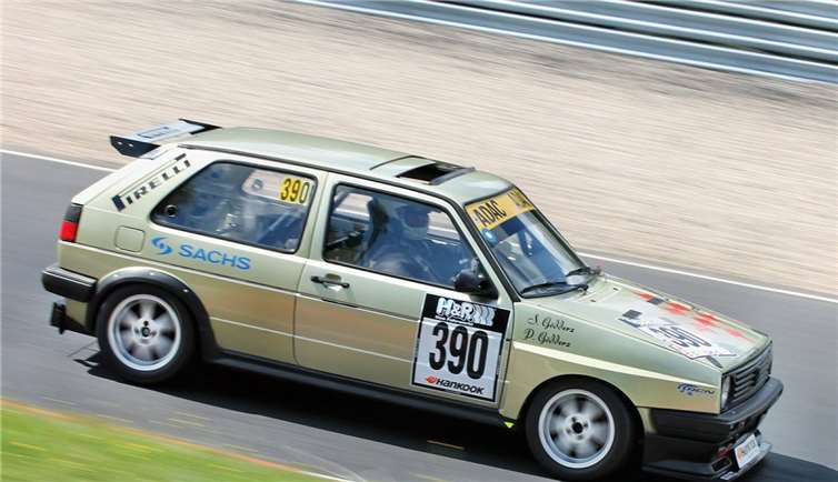 Alt, aber sehr zuverlässig: der VW Golf II GR des Vater-Sohn-Gespanns Peter und Sebastian Gödderz. privat