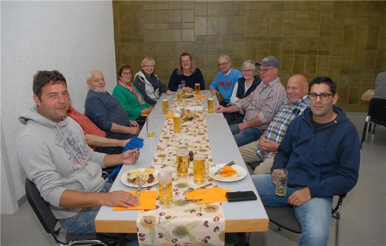 Alt und Jung freuen sich gleichermaßen über das Angebot des SV Wienau, einmal im Jahr zur deftigen Mahlzeit im Dorfgemeinschaftshaus zusammenzukommen.Fotos: KER