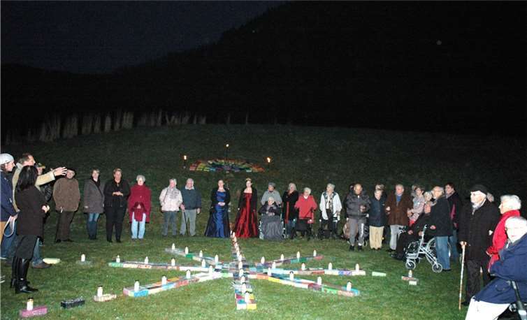 Alt und Jung gemeinsam im Skulpturenpark der Lebenssteine. UM