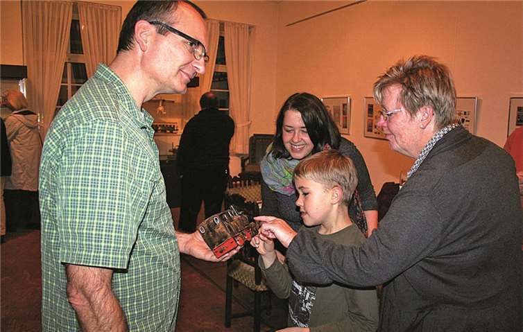 Alt und Jung staunt über Spohners Kreationen, hier eine wie mit Rost überzogene Lok. HG