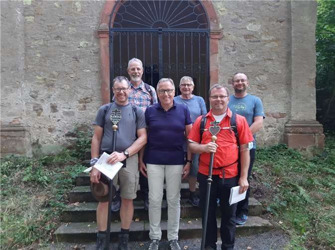 Alt- und Neupilgerführer nach der Bekanntgabe an der Leyendeckerkapelle in Noth Gottes.Fotos: privat