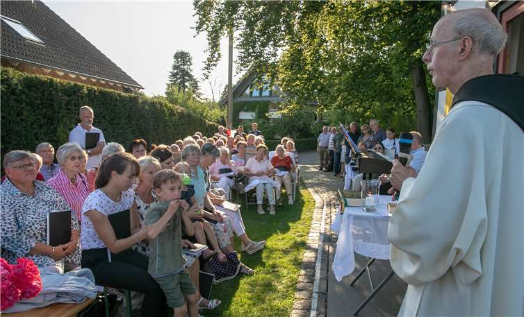 Altabt Benedikt Müntnich (rechts) vom Kloster Maria Laach zelebrierte den Gottesdienst anlässlich des Patronatsfestes für die Kapelle „Maria Himmelkönigin“ in Klein Villip.Fotos: JOST